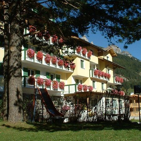 Hotel Montana Pozza di Fassa Eksteriør billede