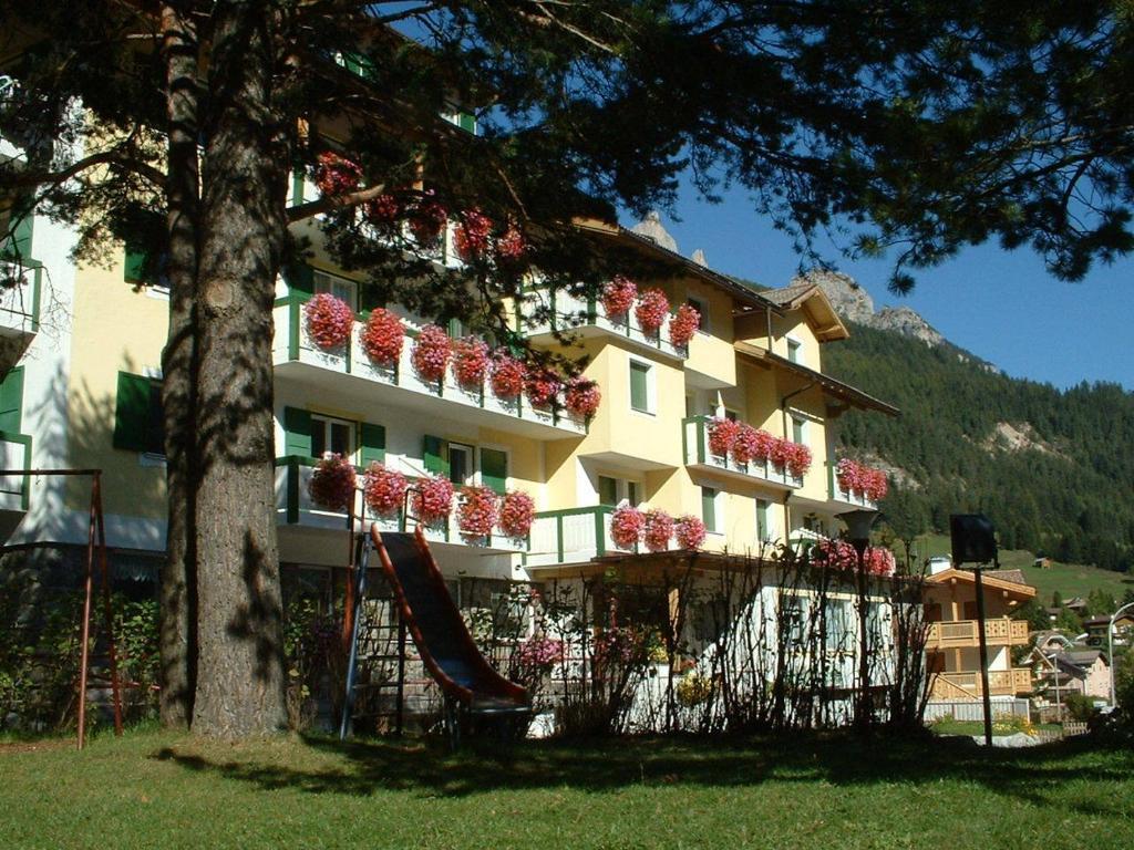 Hotel Montana Pozza di Fassa Eksteriør billede